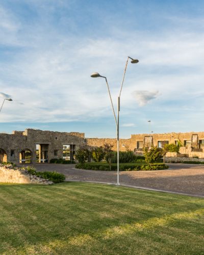 Oleo-Residencias-Resort-Zirandaro-San-Miguel-de-Allende-Entrada-Slide01